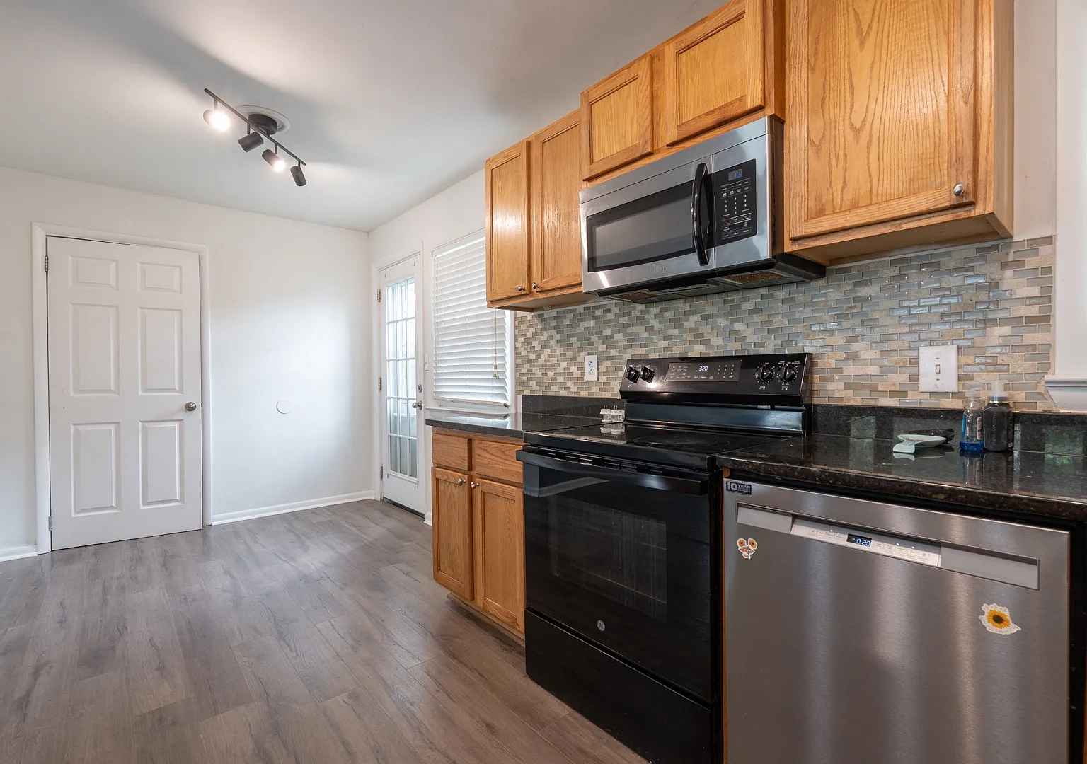 5 bed, 2100 sqft, $2,700 — Photo 4