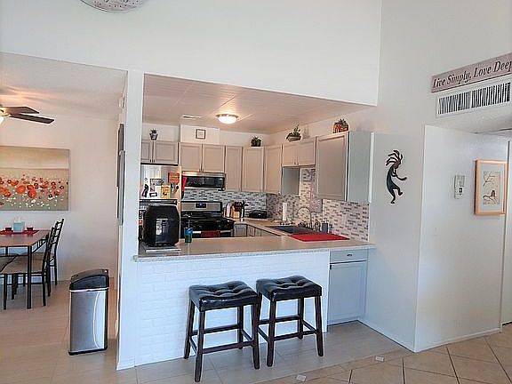 Breakfast bar & Kitchen