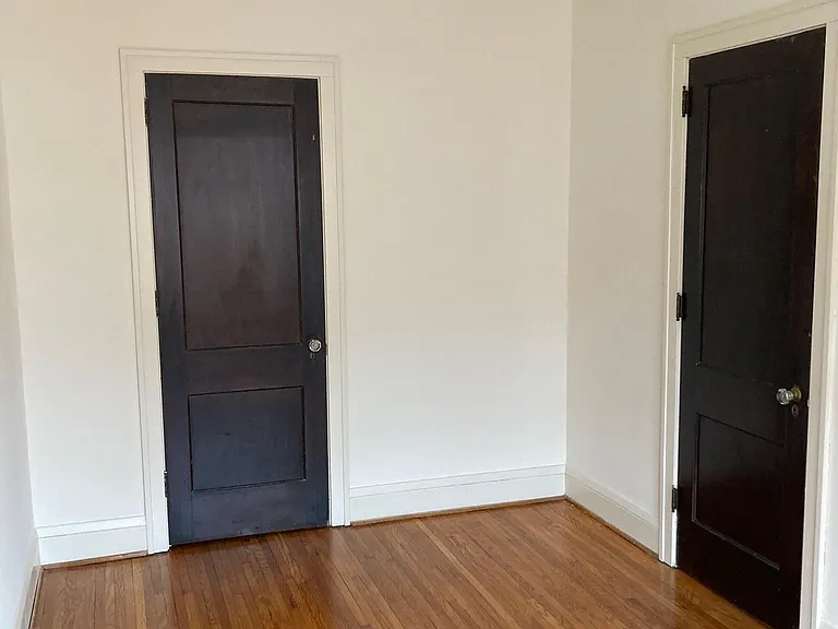 906 W 42nd St — Photo 32