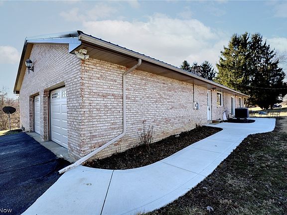 3rd image of 125 Meadowood Dr