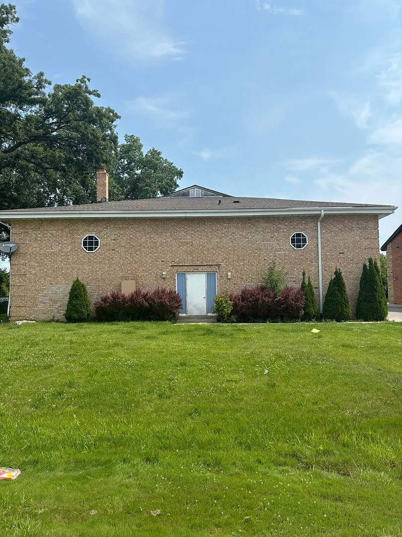 9900 W Fond Du Lac Ave — Photo 2