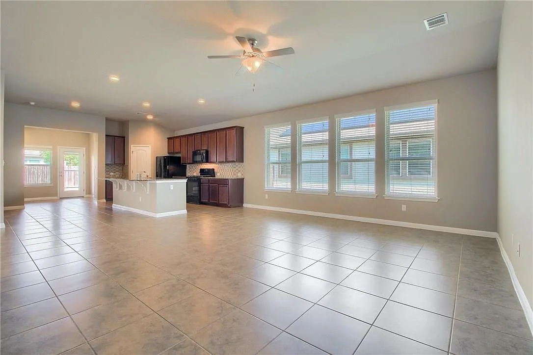 3 bed, 2.0 bath, 1954 sqft, $2,250 — Photo 3