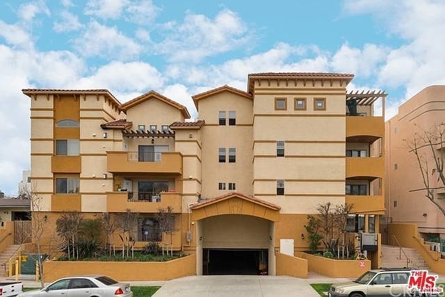 1st image of 4822 W Elmwood Ave #102