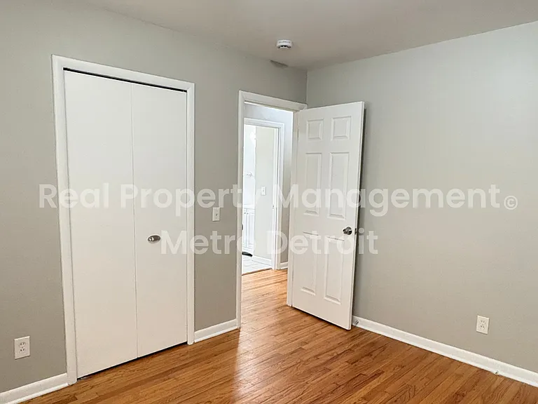 22706 Hillock Ave — Photo 8