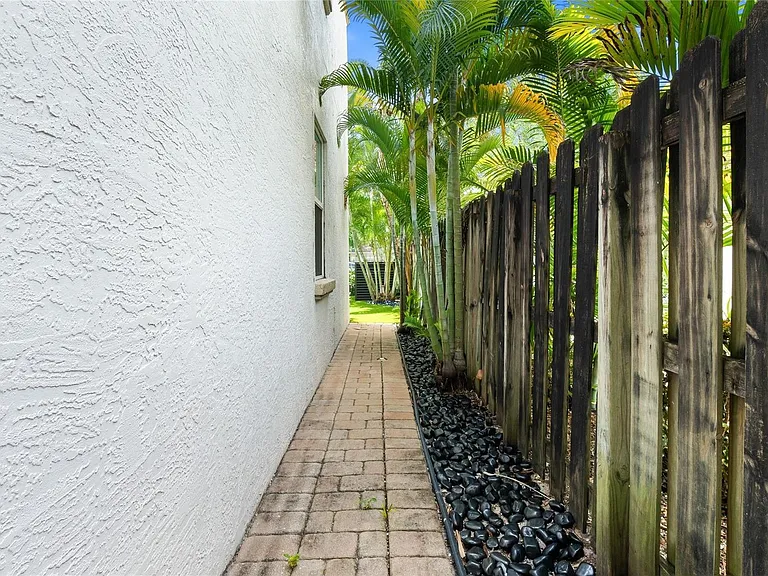 417 SW 8th St — Photo 3