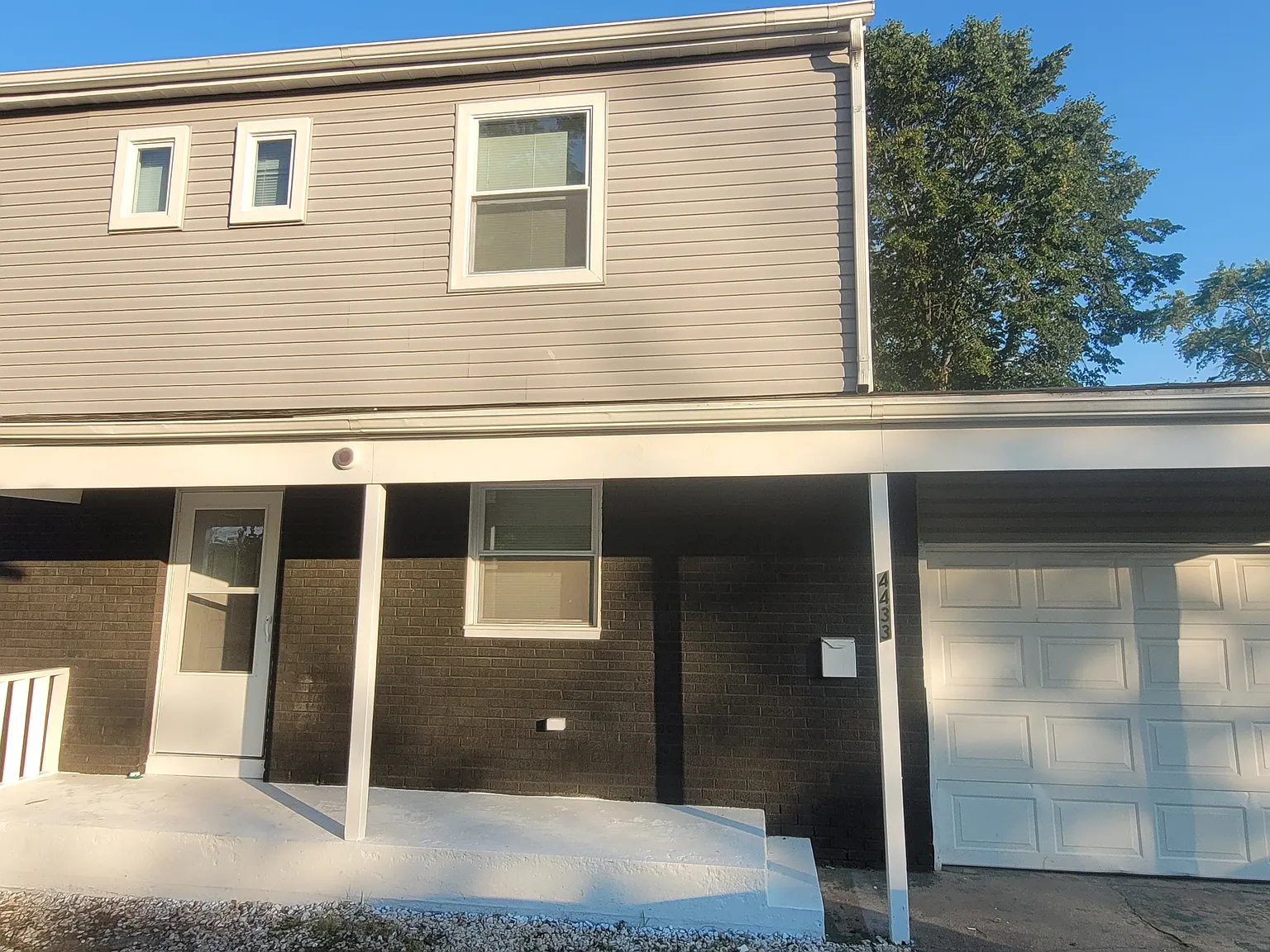 4 bed, 1.5 bath, 2442 sqft, $2,200 — Photo 2