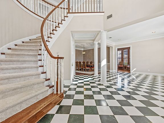 3rd image of 117 Country Club Dr
