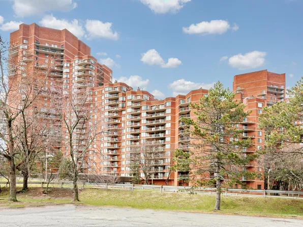 1608 Harmon Cove Tower #1608, Secaucus, NJ 07094