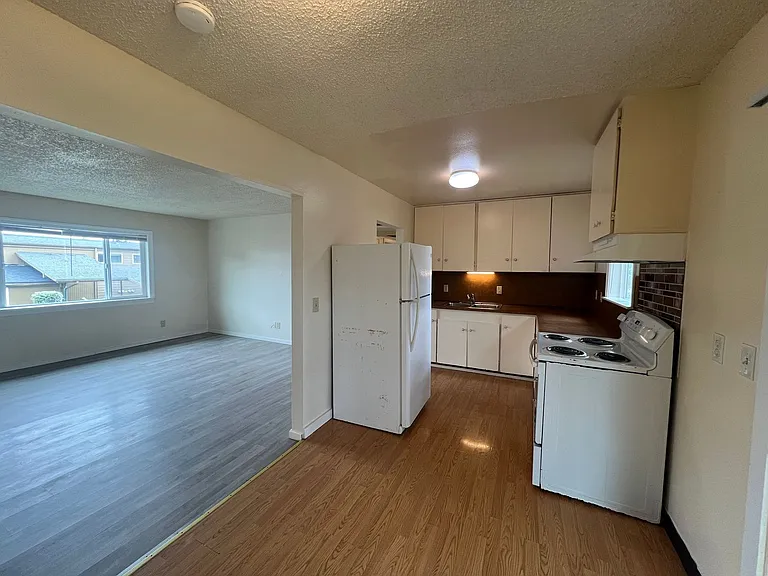 1864 Thomas St — Photo 7