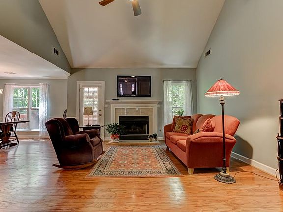 3rd image of 906 Chateau Ct SE
