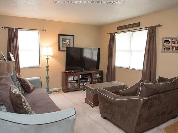 5th image of 32 Beaver Dr
