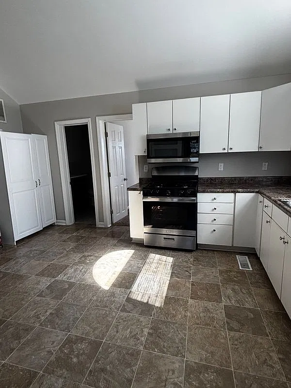 3 bed, 1.0 bath, 1085 sqft, $1,700 — Photo 3
