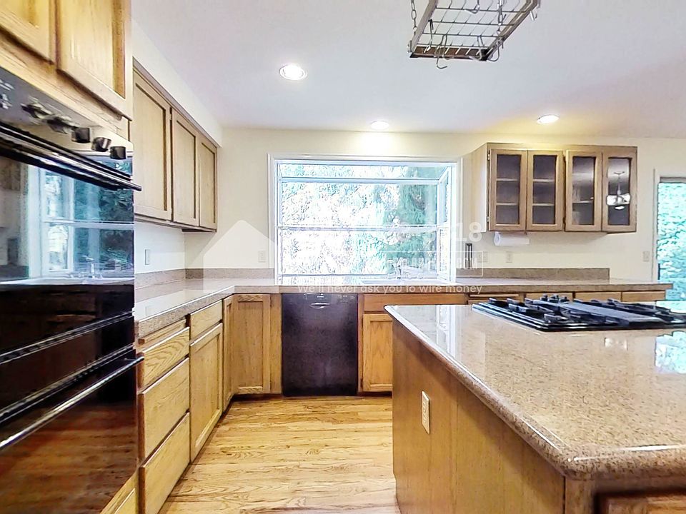 1st image of 10807 NE 39th Pl