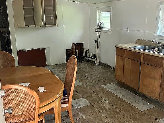 5th image of 7619 Chorman Ave