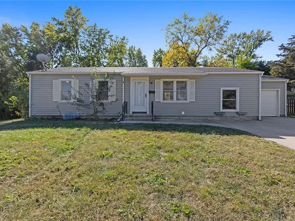 1202 N Cedar Crest Dr, Independence, MO 64056