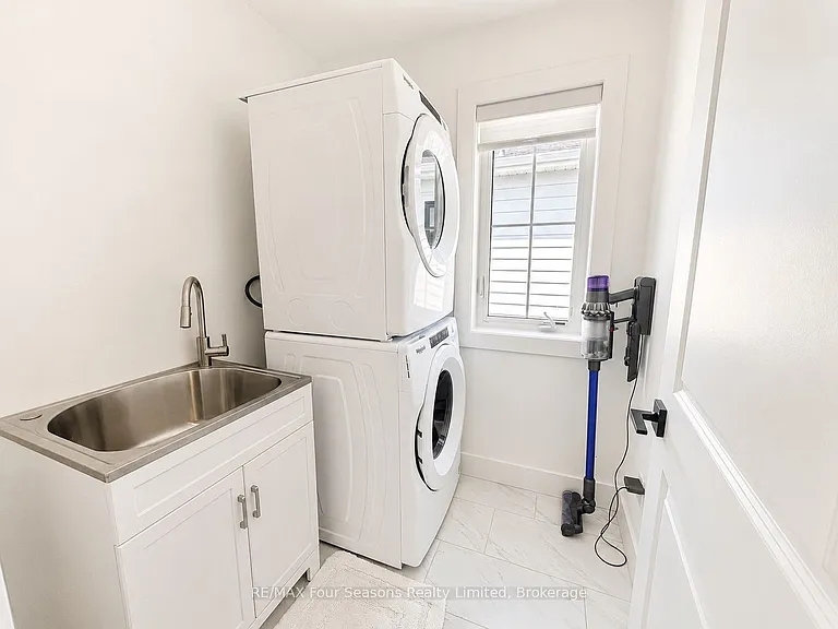 137 White Oak Cres — Photo 18