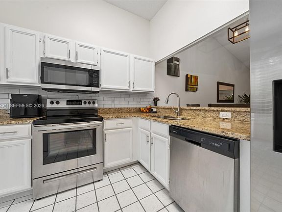 4th image of 703 Swan Ln