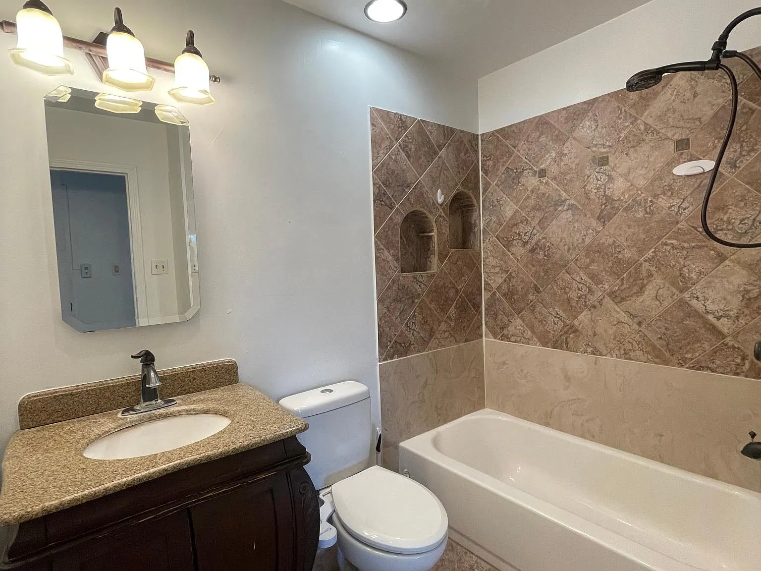 3 bed, 1350 sqft, $2,000 — Photo 2