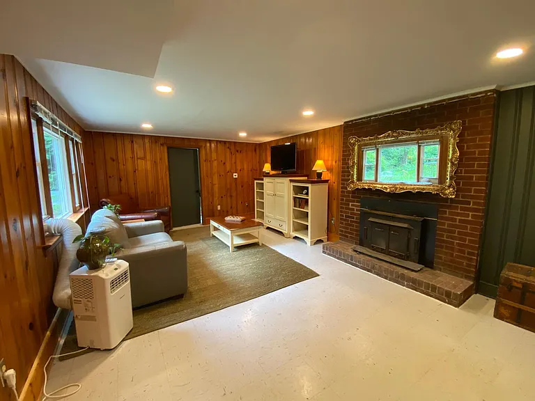 Thorncroft Dr — Photo 1