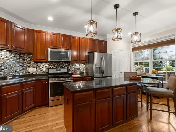 325 Helmuth Ln, Alexandria, VA 22304