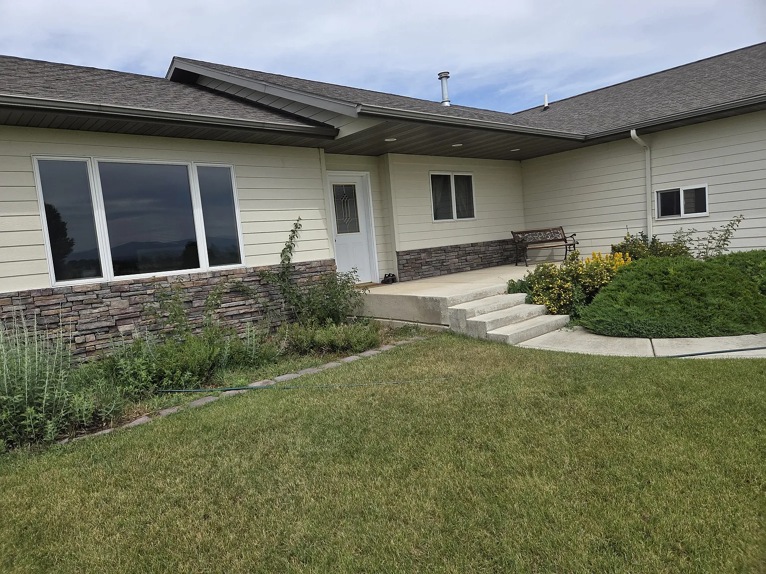 3 bed, 1624 sqft, $2,400 — Photo 2