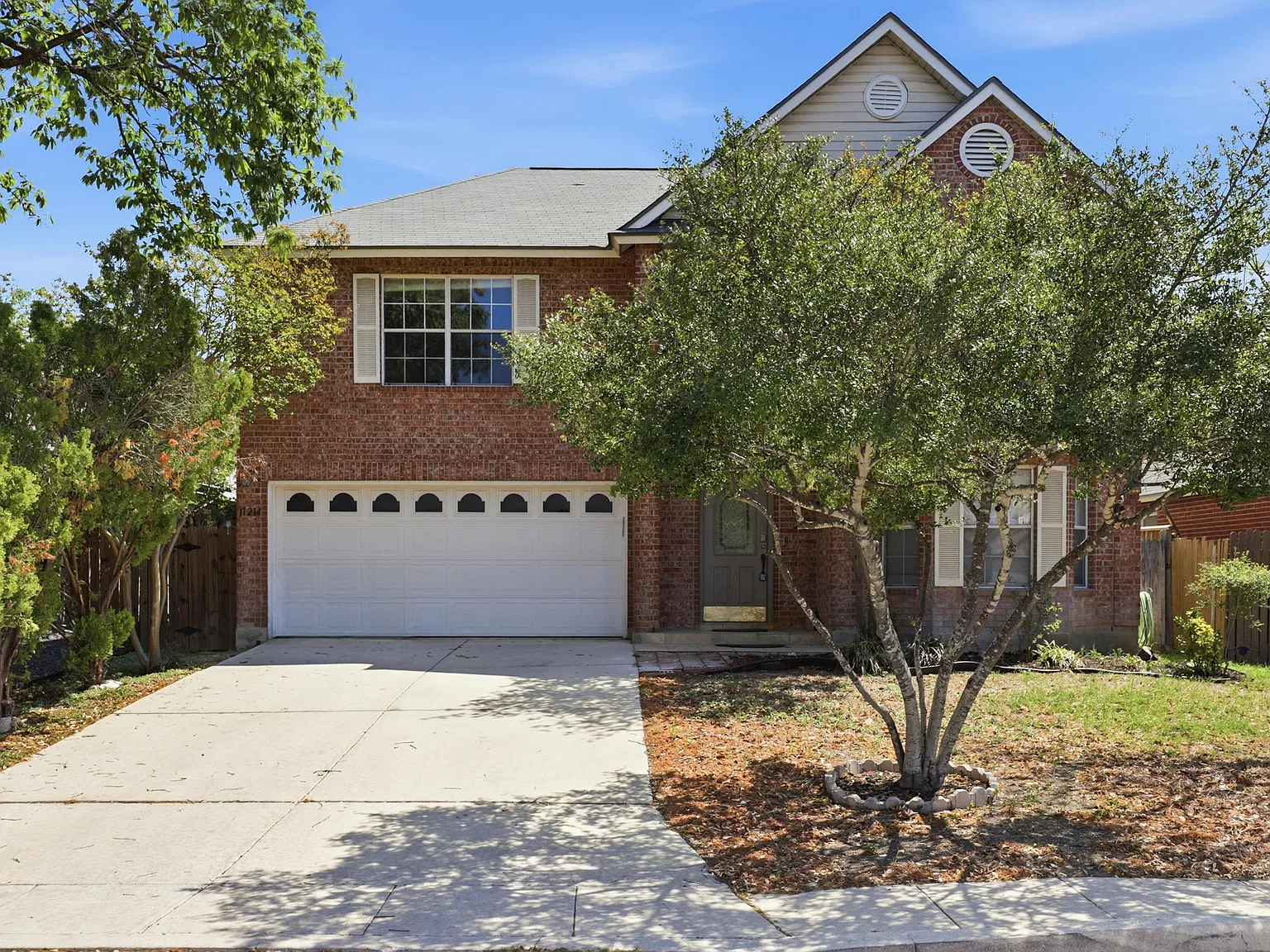 3 bed, 2.5 bath, 2575 sqft, $2,250 — Photo 1