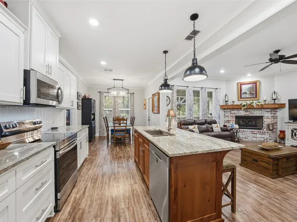 7222 Neches St, Athens, TX 75752