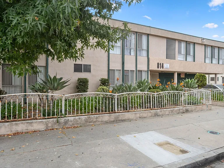 814 Victor Ave — Photo 2