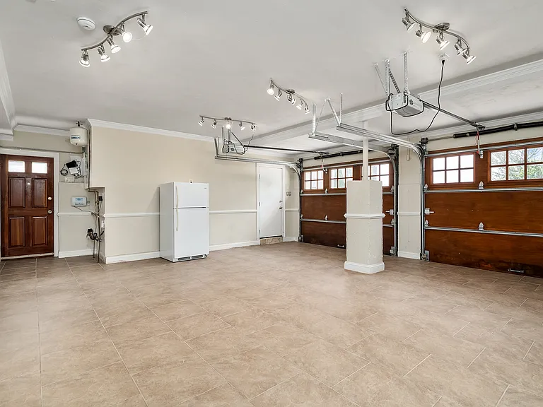 140 Community Dr — Photo 30