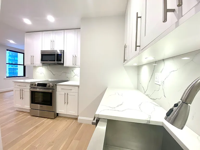 160 E 48th St #6B — Photo 3
