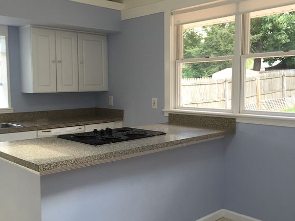 KITCHEN W/ ISLAND COOKTOP