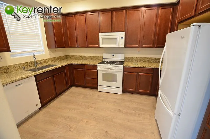 4 bed, 4.0 bath, 1658 sqft, $2,500 — Photo 4