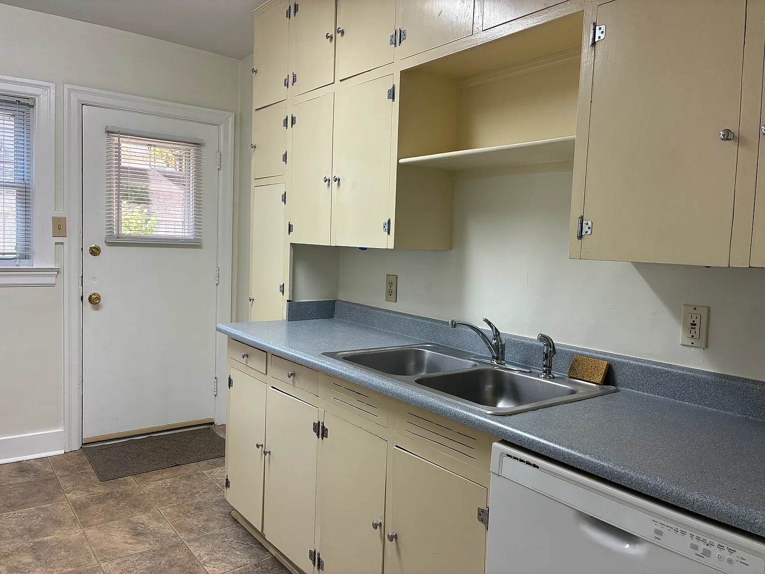 2 bed, 750 sqft, $1,120 — Photo 3