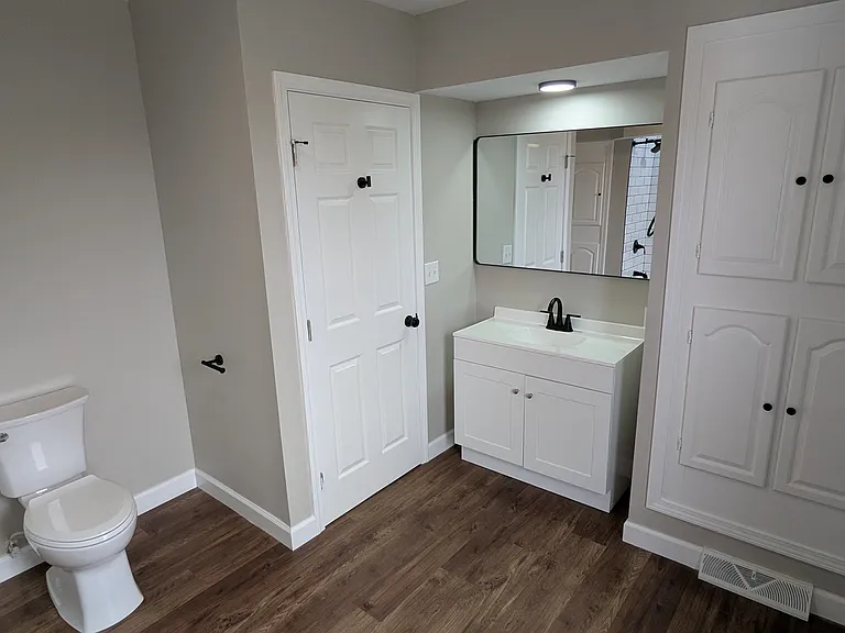 Large upstairs full bathroom
