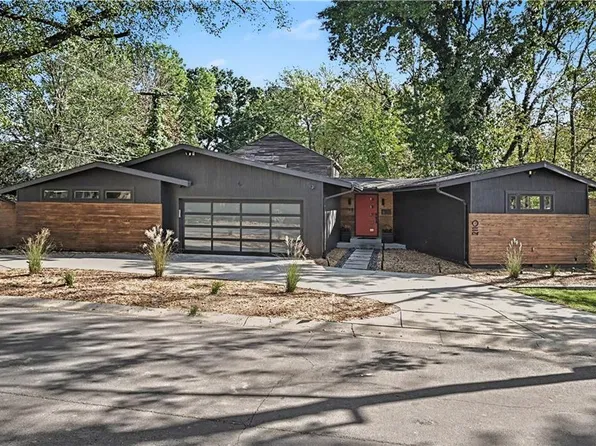 2110 W 71st Ter, Prairie Village, KS 66208