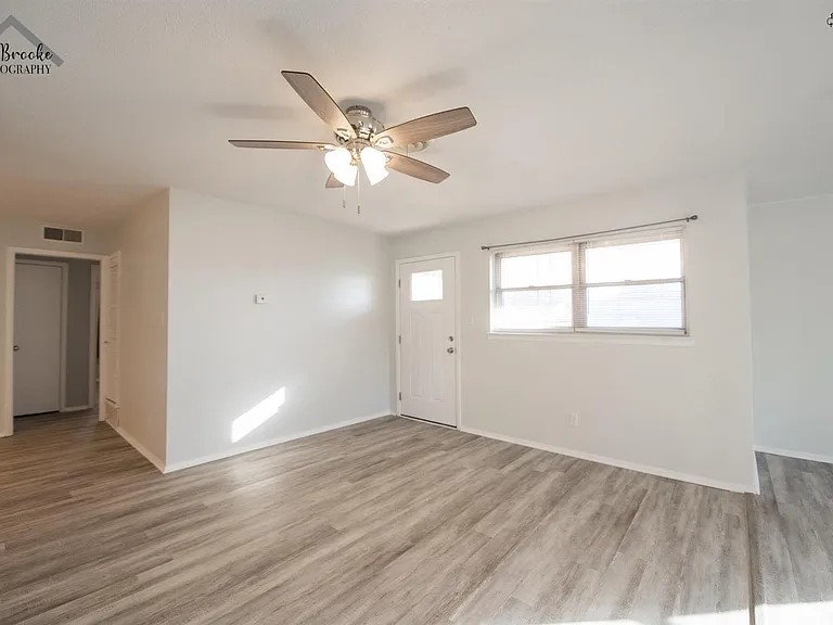 1020 W Cornelia Ave — Photo 7