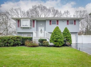 18 Brandywine Dr, Mastic, NY 11950
