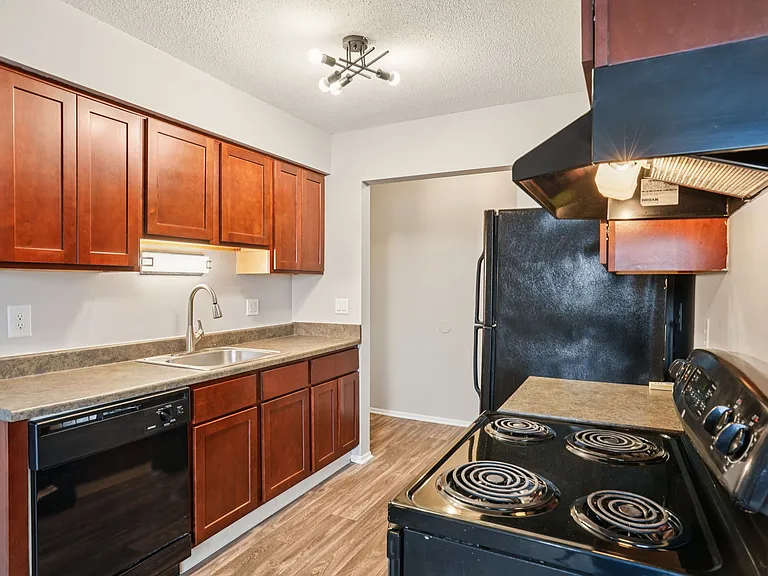 Hillcrest Club Apartments — Photo 44