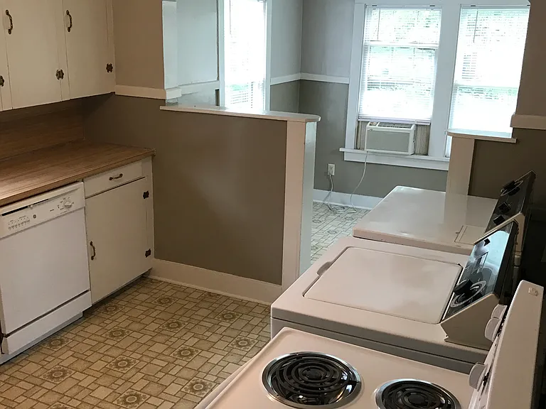 203 E Gillespie St — Photo 2