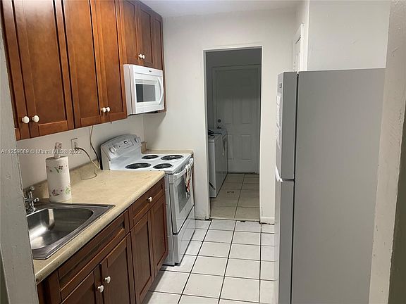 4th image of 900 NW 17th Ave #2