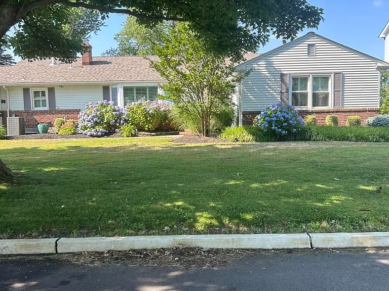 12 Lori Rd — Photo 2