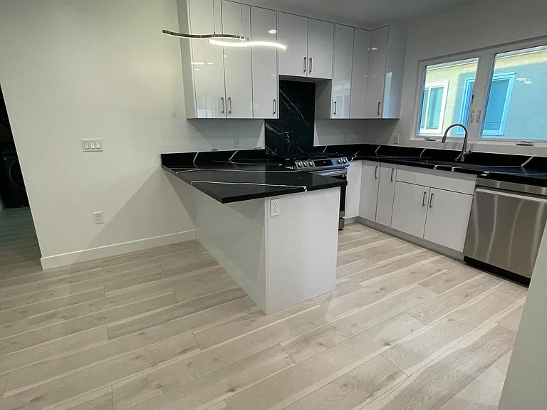 1049 Davis Ave — Photo 9