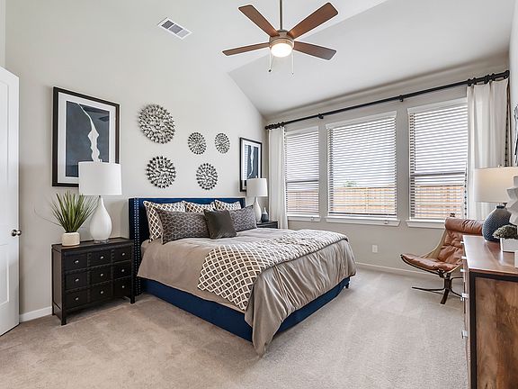 6-HOU-chesmarhomes-HILLCREST-modelhome-masterbedroom.jpg