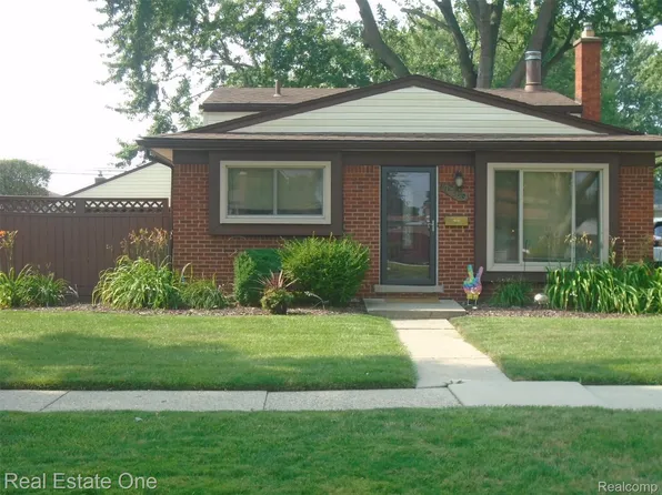 16360 Charleston St, Roseville, MI 48066