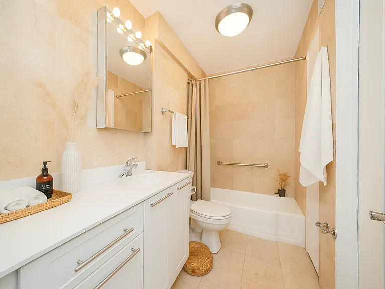 236 E 36th St #2G — Photo 4