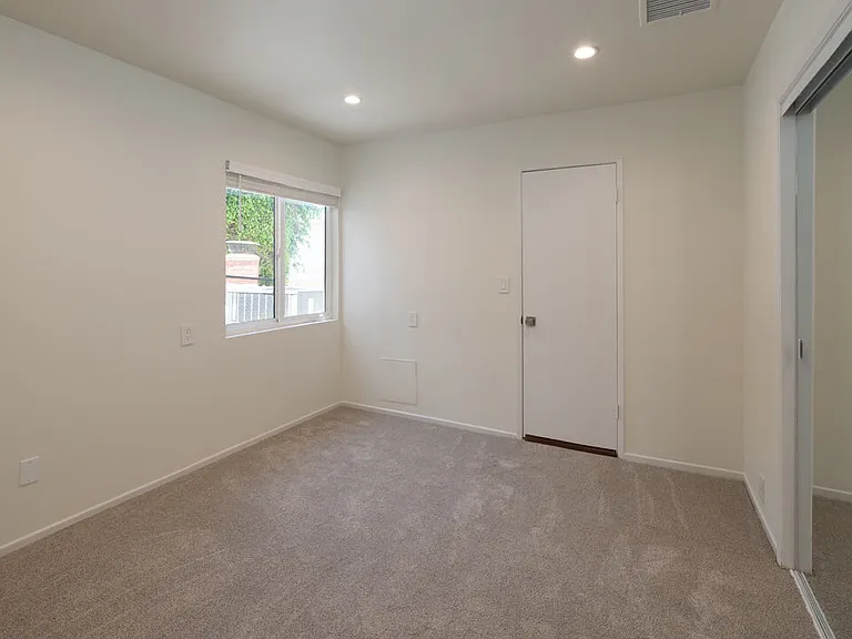 3102 Granville Ave — Photo 24