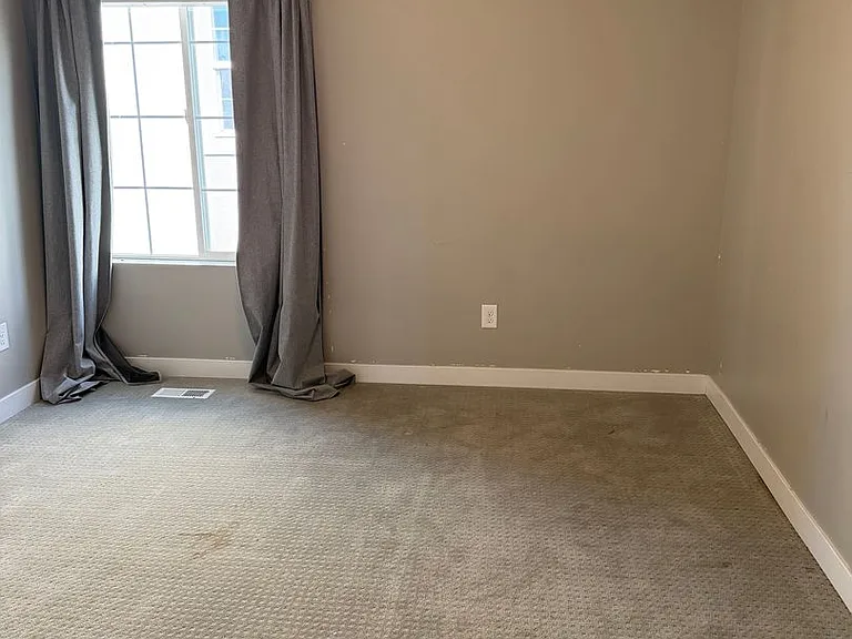 952 W 2840 N — Photo 32