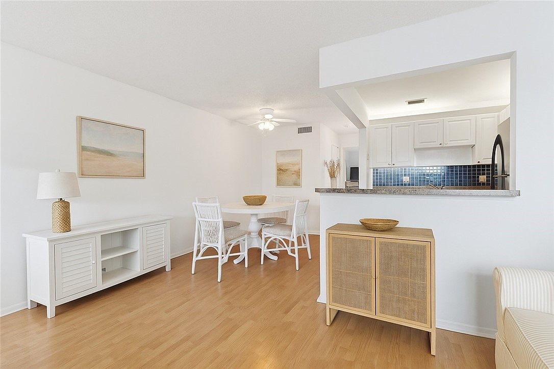 68 Royal Oak Ct APT 204