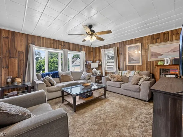 9 Chestnut St, Sussex Boro, NJ 07461