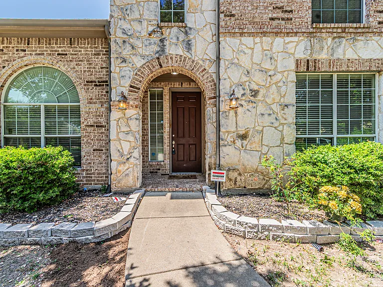 6801 Amesbury Ln — Photo 2